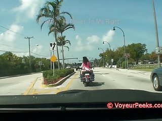 穿着大鞑靼人的妓女正在吮吸他的大竿