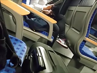 丰满的艾伦在缎面内衣