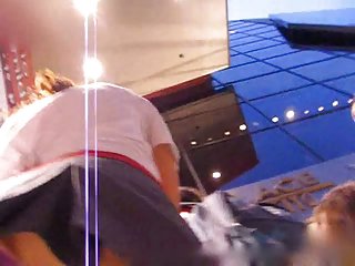 吉吉乱搞她的阴部